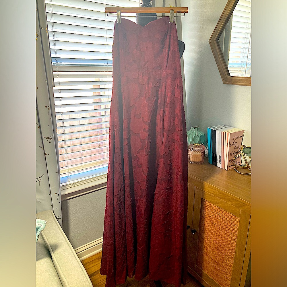 LULUS WINE COLORED LACE STRAPLESS DRESS SIZE MEDIUM